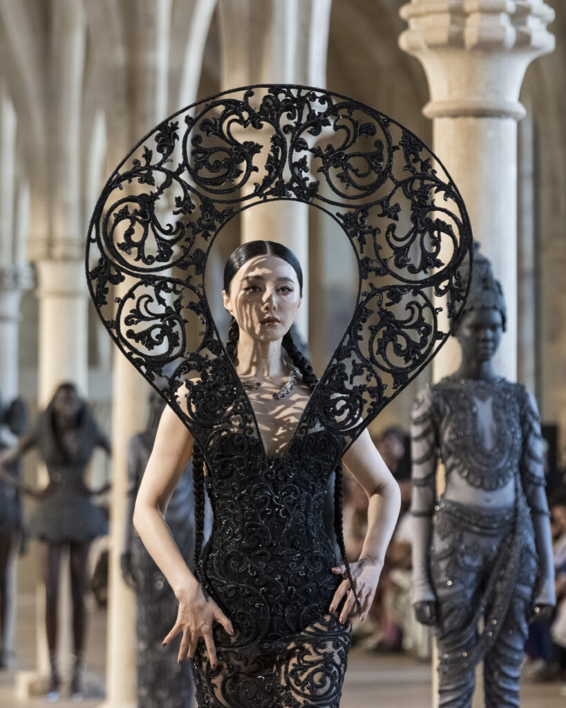Rahul Mishra, DEVI : quand la broderie sculpte le corps comme la pierre 73 Rahul Mishra fashion show in Paris, Fall Winter 2026 Couture Fashion Week Photo by Valerio Mezzanotti