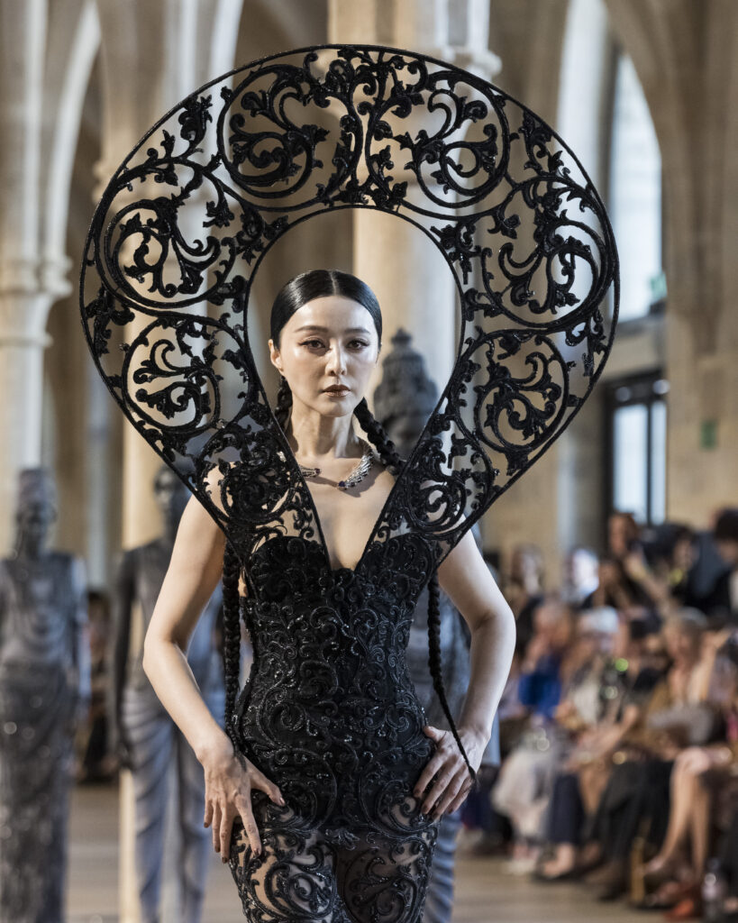 Rahul Mishra, DEVI : quand la broderie sculpte le corps comme la pierre 221 Rahul Mishra fashion show in Paris, Fall Winter 2026 Couture Fashion Week Photo by Valerio Mezzanotti