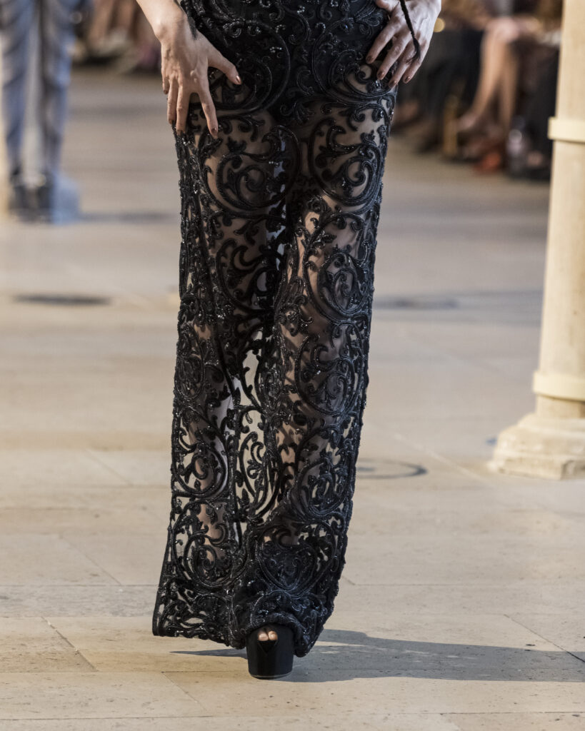 Rahul Mishra, DEVI : quand la broderie sculpte le corps comme la pierre 50 Rahul Mishra fashion show in Paris, Fall Winter 2026 Couture Fashion Week Photo by Valerio Mezzanotti