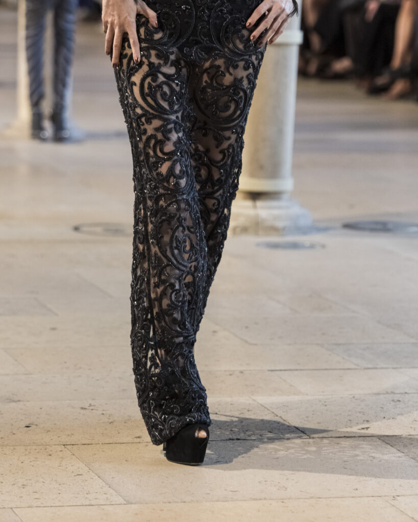 Rahul Mishra, DEVI : quand la broderie sculpte le corps comme la pierre 230 Rahul Mishra fashion show in Paris, Fall Winter 2026 Couture Fashion Week Photo by Valerio Mezzanotti