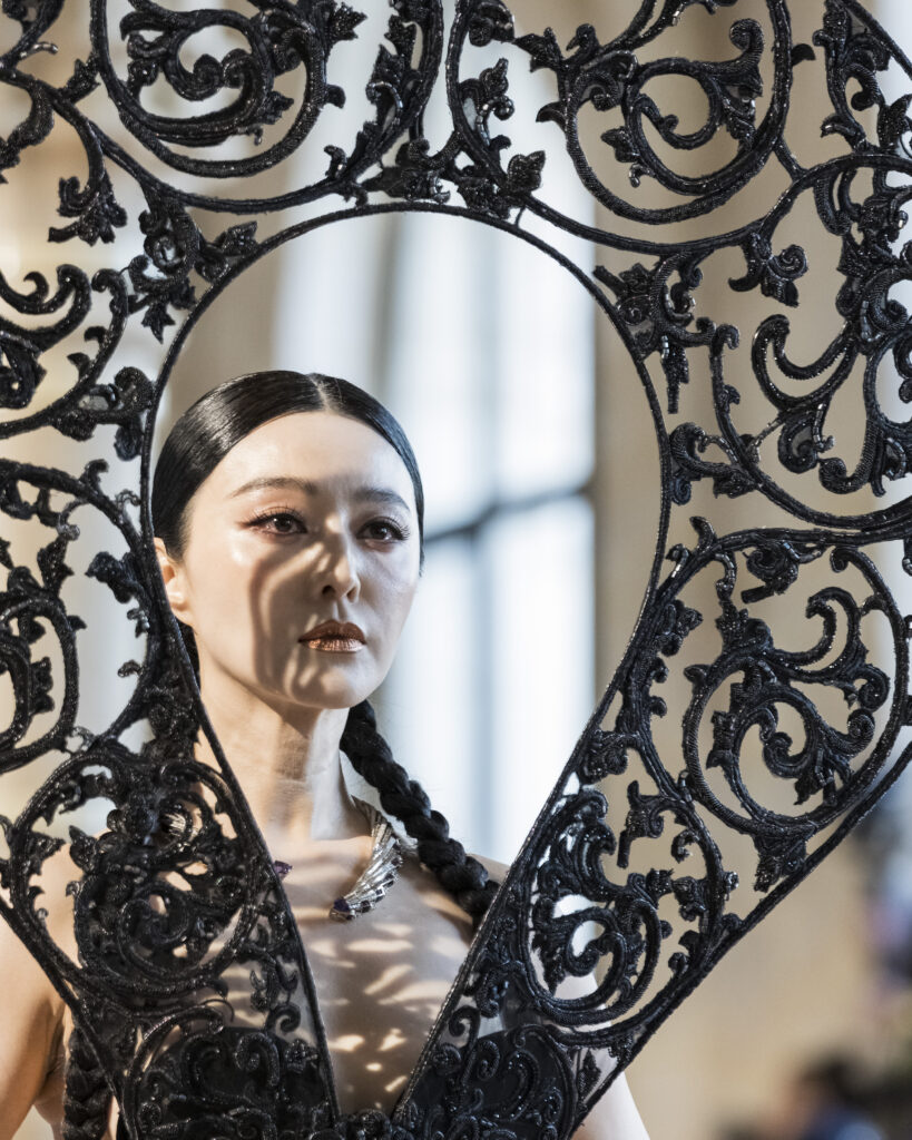 Rahul Mishra, DEVI : quand la broderie sculpte le corps comme la pierre 233 Rahul Mishra fashion show in Paris, Fall Winter 2026 Couture Fashion Week Photo by Valerio Mezzanotti