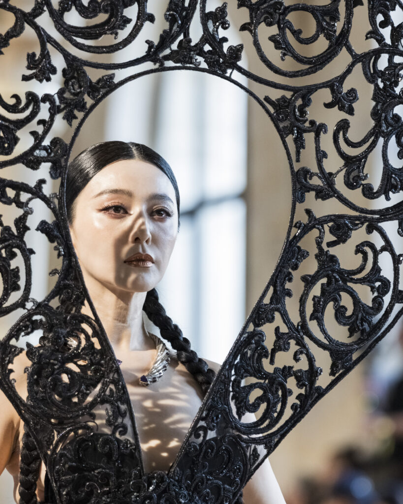 Rahul Mishra, DEVI : quand la broderie sculpte le corps comme la pierre 229 Rahul Mishra fashion show in Paris, Fall Winter 2026 Couture Fashion Week Photo by Valerio Mezzanotti