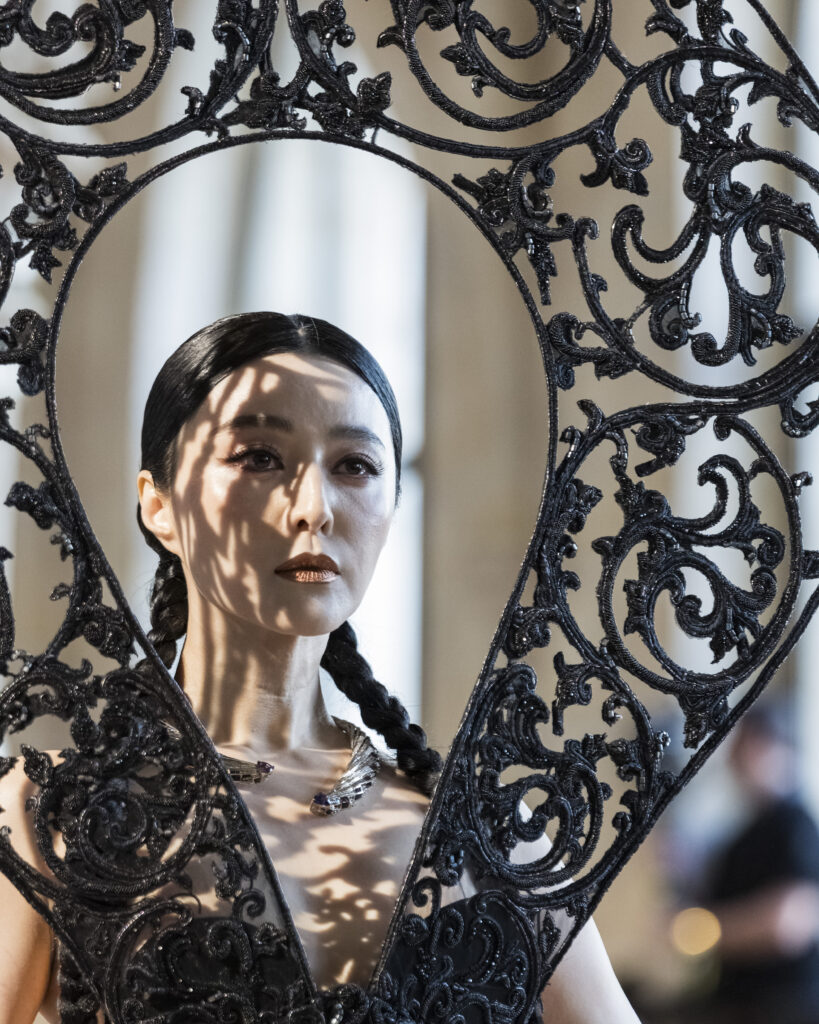 Rahul Mishra, DEVI : quand la broderie sculpte le corps comme la pierre 95 Rahul Mishra fashion show in Paris, Fall Winter 2026 Couture Fashion Week Photo by Valerio Mezzanotti