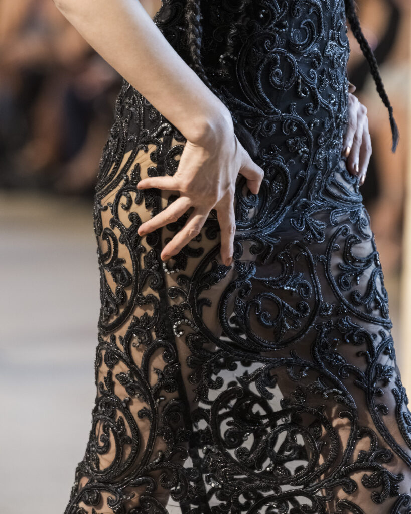Rahul Mishra, DEVI : quand la broderie sculpte le corps comme la pierre 90 Rahul Mishra fashion show in Paris, Fall Winter 2026 Couture Fashion Week Photo by Valerio Mezzanotti