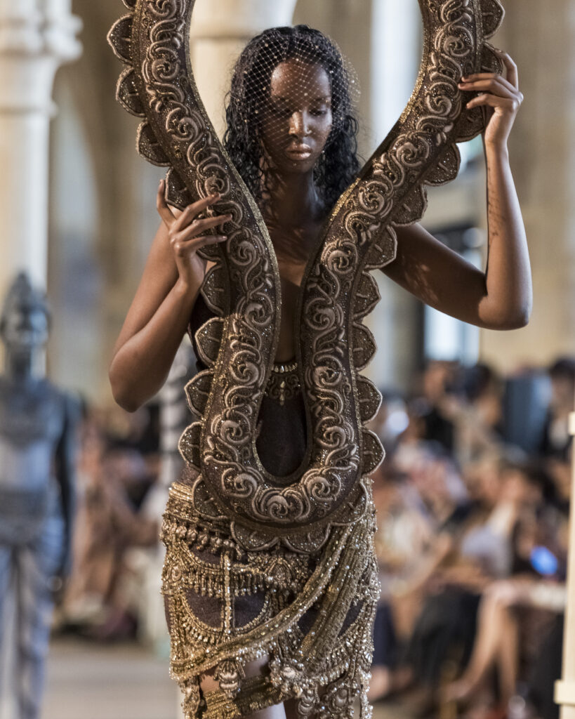 Rahul Mishra, DEVI : quand la broderie sculpte le corps comme la pierre 226 Rahul Mishra fashion show in Paris, Fall Winter 2026 Couture Fashion Week Photo by Valerio Mezzanotti
