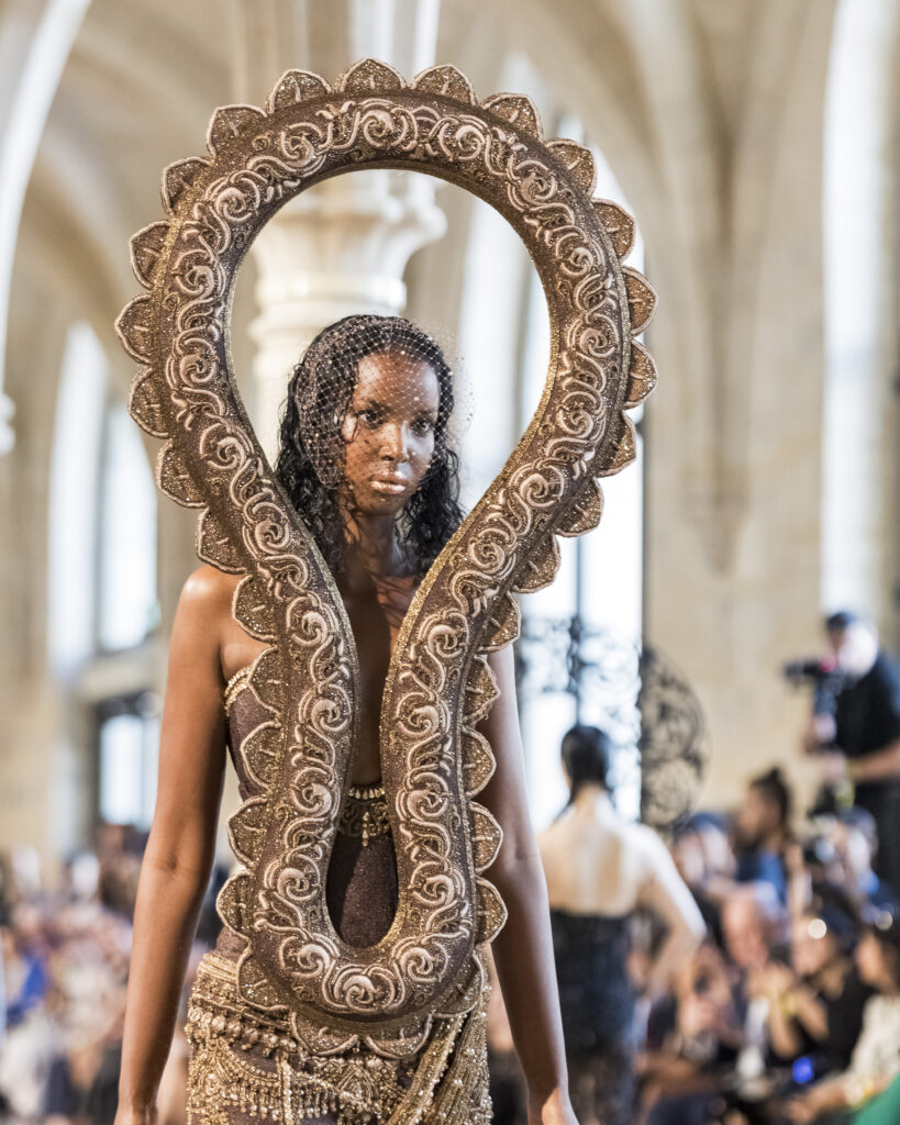 Rahul Mishra, DEVI : quand la broderie sculpte le corps comme la pierre 210 Rahul Mishra fashion show in Paris, Fall Winter 2026 Couture Fashion Week Photo by Valerio Mezzanotti
