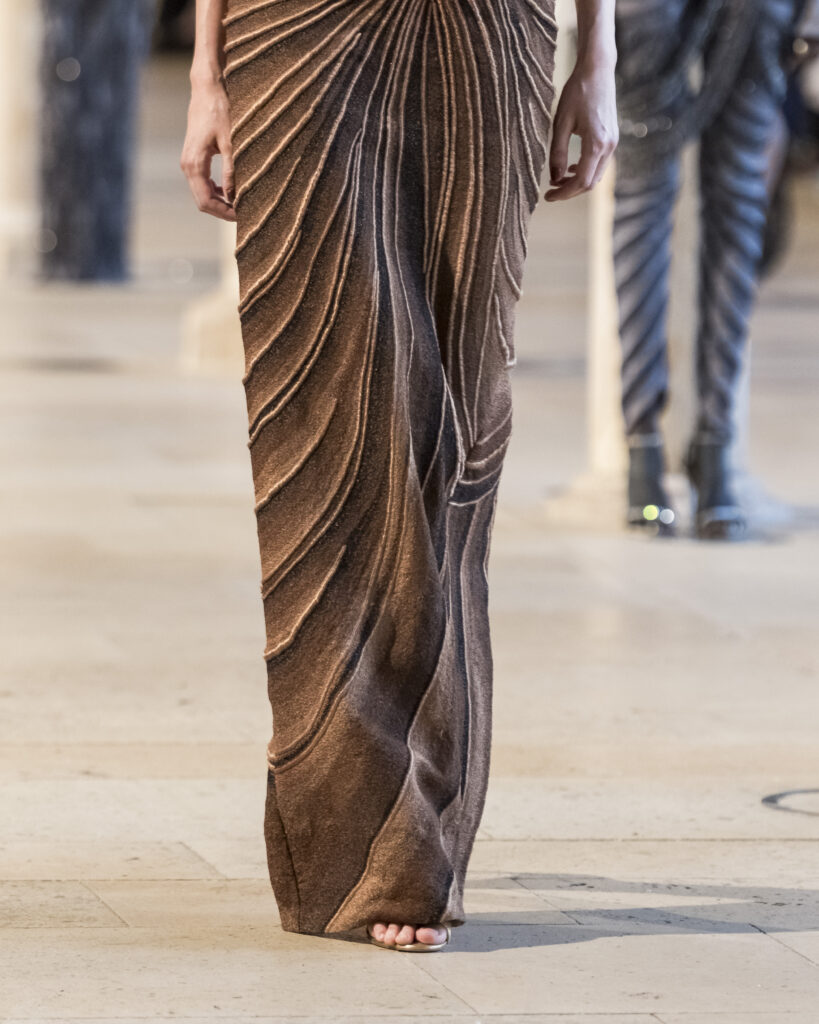 Rahul Mishra, DEVI : quand la broderie sculpte le corps comme la pierre 160 Rahul Mishra fashion show in Paris, Fall Winter 2026 Couture Fashion Week Photo by Valerio Mezzanotti