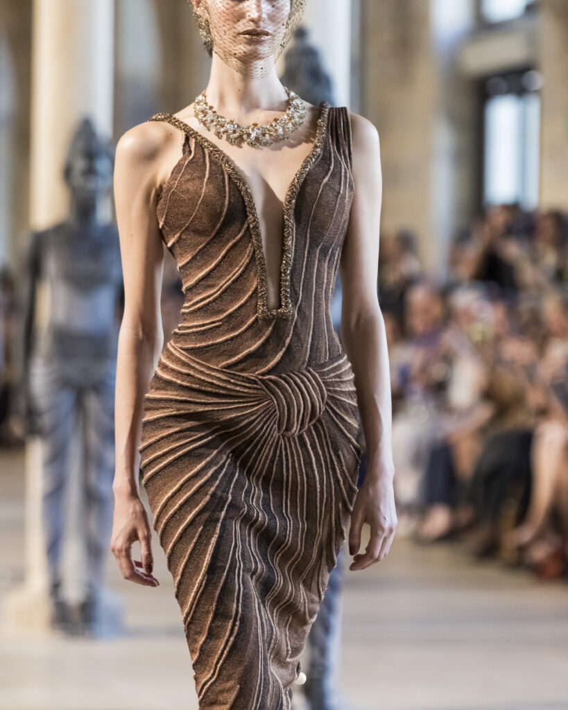Rahul Mishra, DEVI : quand la broderie sculpte le corps comme la pierre 136 Rahul Mishra fashion show in Paris, Fall Winter 2026 Couture Fashion Week Photo by Valerio Mezzanotti