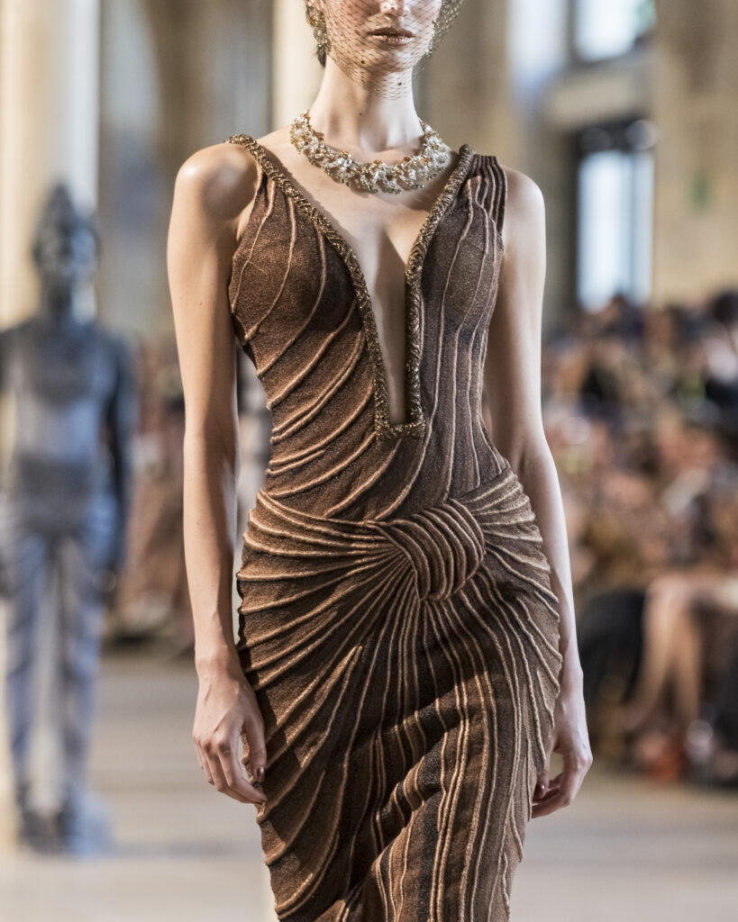 Rahul Mishra, DEVI : quand la broderie sculpte le corps comme la pierre 111 Rahul Mishra fashion show in Paris, Fall Winter 2026 Couture Fashion Week Photo by Valerio Mezzanotti