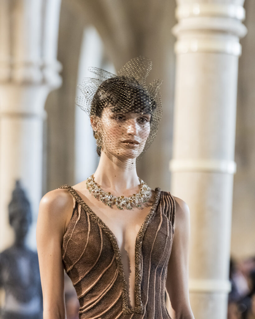 Rahul Mishra, DEVI : quand la broderie sculpte le corps comme la pierre 146 Rahul Mishra fashion show in Paris, Fall Winter 2026 Couture Fashion Week Photo by Valerio Mezzanotti