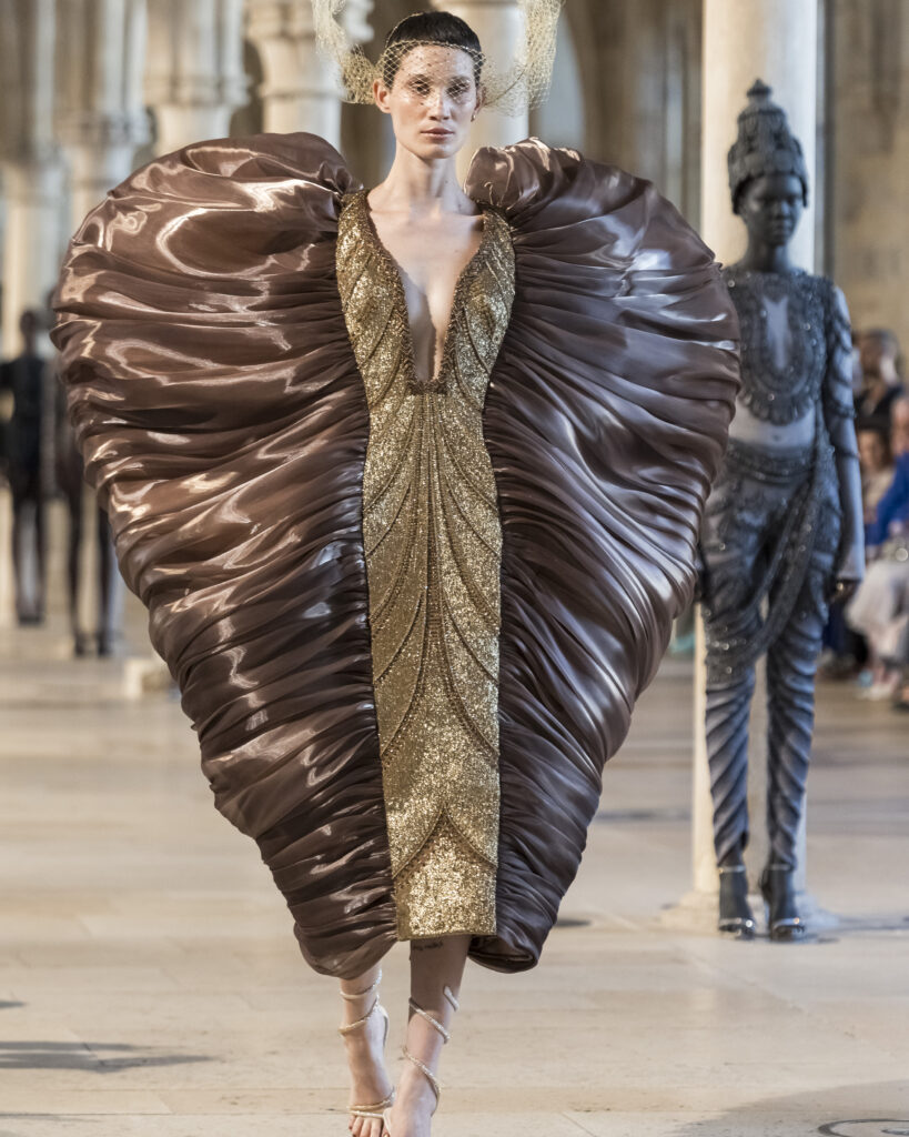 Rahul Mishra, DEVI : quand la broderie sculpte le corps comme la pierre 109 Rahul Mishra fashion show in Paris, Fall Winter 2026 Couture Fashion Week Photo by Valerio Mezzanotti
