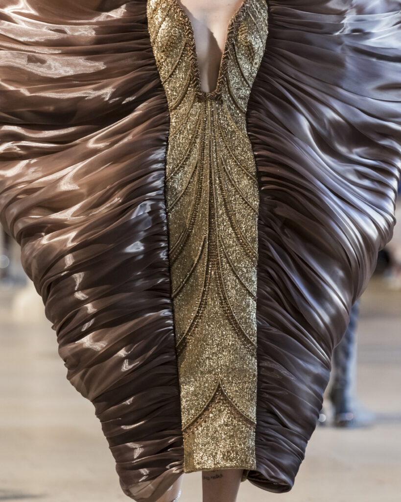 Rahul Mishra, DEVI : quand la broderie sculpte le corps comme la pierre 181 Rahul Mishra fashion show in Paris, Fall Winter 2026 Couture Fashion Week Photo by Valerio Mezzanotti