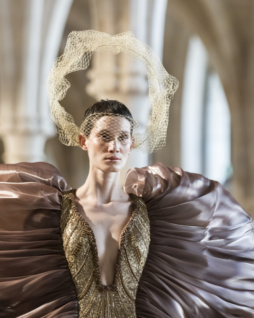 Rahul Mishra, DEVI : quand la broderie sculpte le corps comme la pierre 158 Rahul Mishra fashion show in Paris, Fall Winter 2026 Couture Fashion Week Photo by Valerio Mezzanotti