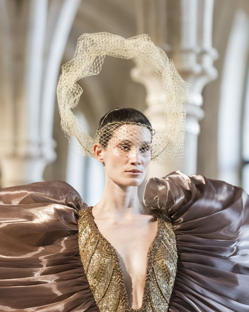 Rahul Mishra, DEVI : quand la broderie sculpte le corps comme la pierre 120 Rahul Mishra fashion show in Paris, Fall Winter 2026 Couture Fashion Week Photo by Valerio Mezzanotti