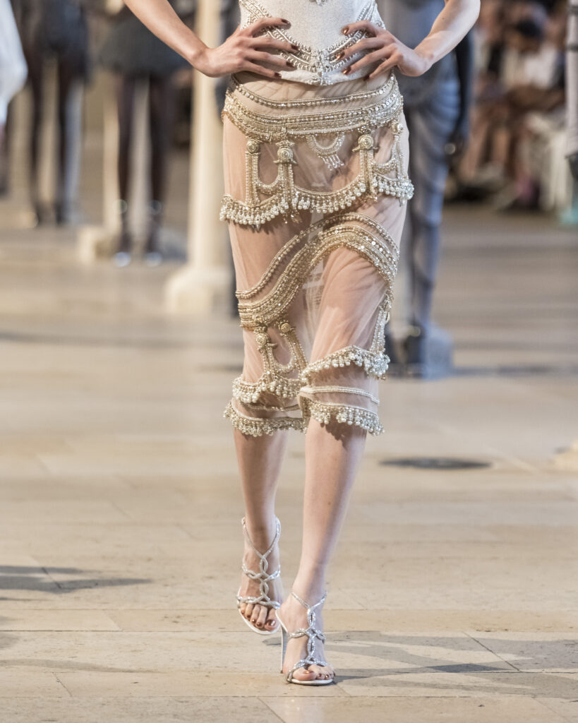 Rahul Mishra, DEVI : quand la broderie sculpte le corps comme la pierre 60 Rahul Mishra fashion show in Paris, Fall Winter 2026 Couture Fashion Week Photo by Valerio Mezzanotti