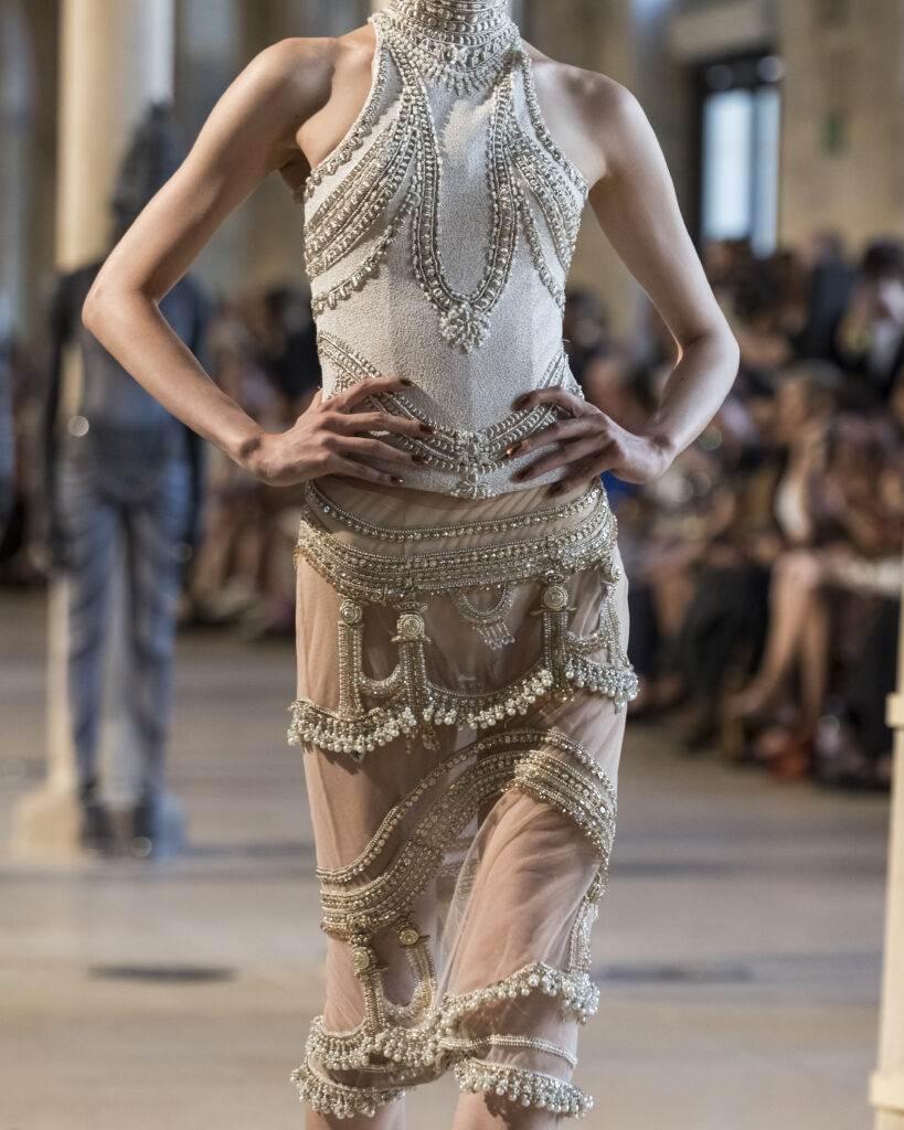 Rahul Mishra, DEVI : quand la broderie sculpte le corps comme la pierre 193 Rahul Mishra fashion show in Paris, Fall Winter 2026 Couture Fashion Week Photo by Valerio Mezzanotti