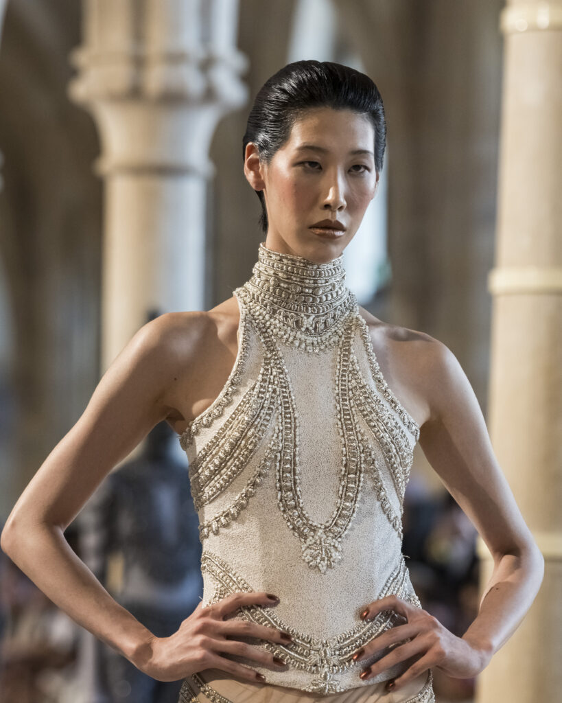 Rahul Mishra, DEVI : quand la broderie sculpte le corps comme la pierre 129 Rahul Mishra fashion show in Paris, Fall Winter 2026 Couture Fashion Week Photo by Valerio Mezzanotti