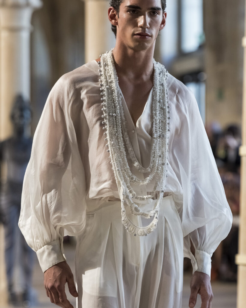 Rahul Mishra, DEVI : quand la broderie sculpte le corps comme la pierre 232 Rahul Mishra fashion show in Paris, Fall Winter 2026 Couture Fashion Week Photo by Valerio Mezzanotti