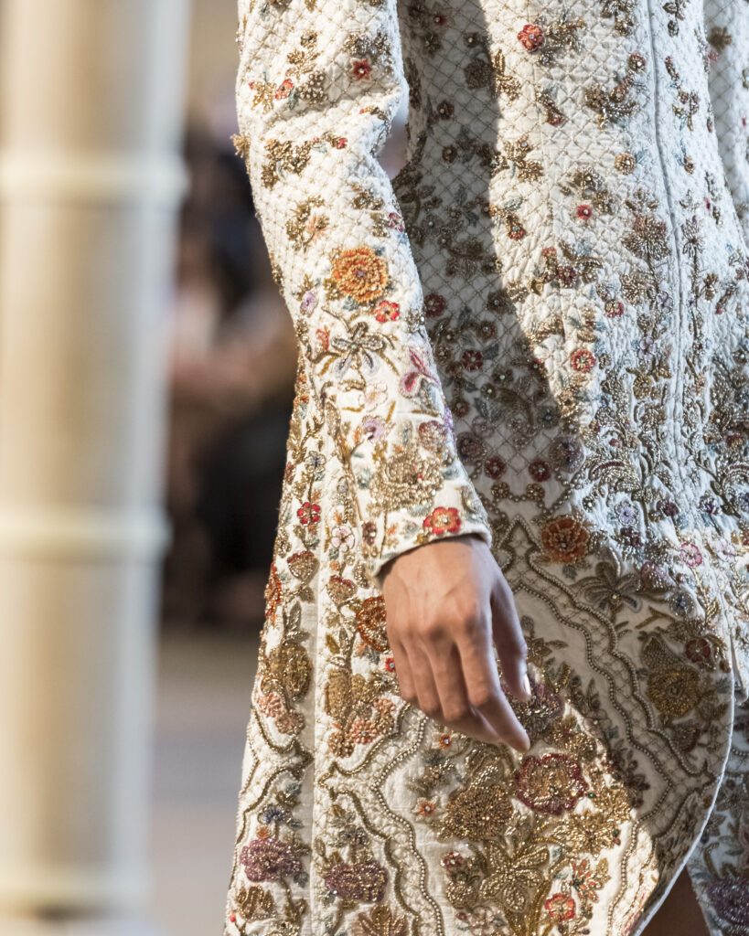 Rahul Mishra, DEVI : quand la broderie sculpte le corps comme la pierre 244 Rahul Mishra fashion show in Paris, Fall Winter 2026 Couture Fashion Week Photo by Valerio Mezzanotti