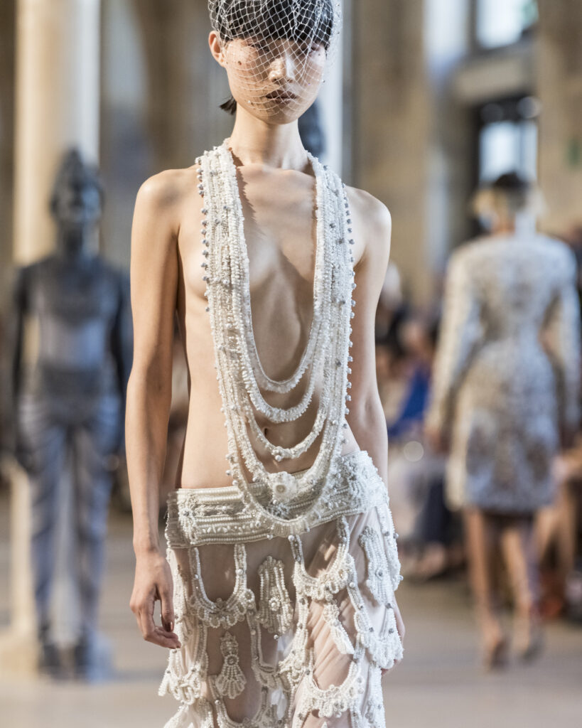 Rahul Mishra, DEVI : quand la broderie sculpte le corps comme la pierre 201 Rahul Mishra fashion show in Paris, Fall Winter 2026 Couture Fashion Week Photo by Valerio Mezzanotti