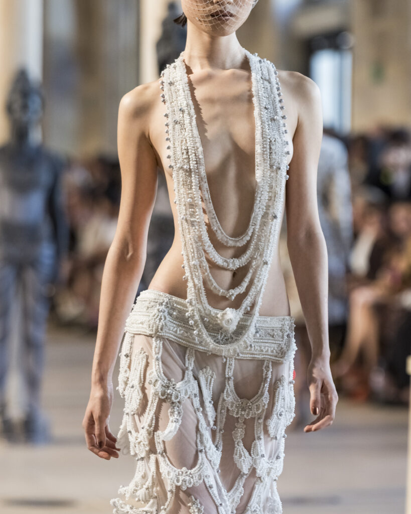Rahul Mishra, DEVI : quand la broderie sculpte le corps comme la pierre 208 Rahul Mishra fashion show in Paris, Fall Winter 2026 Couture Fashion Week Photo by Valerio Mezzanotti