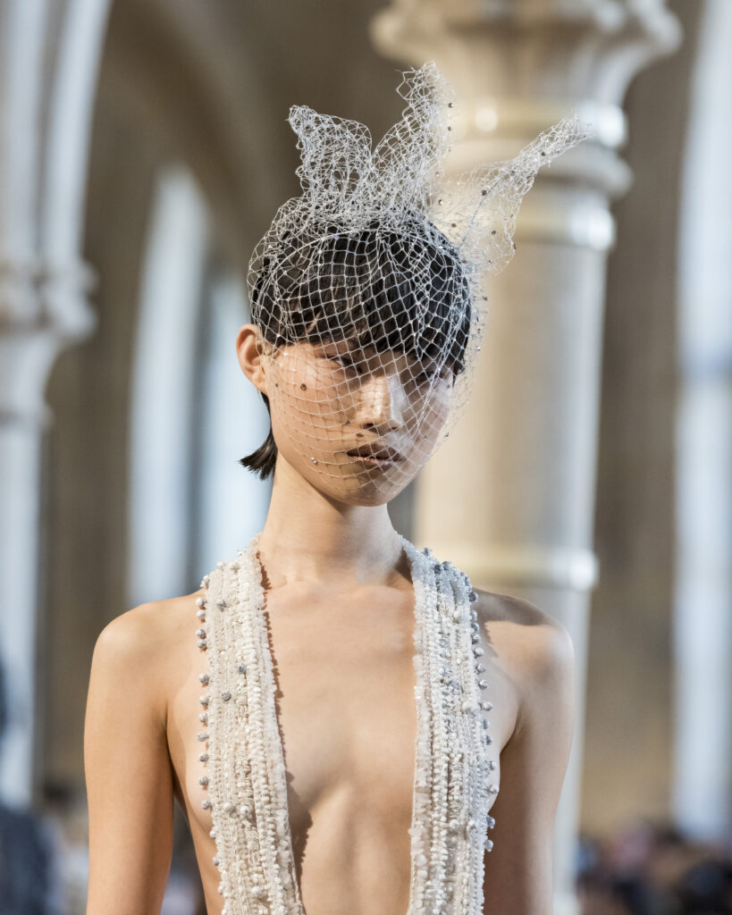 Rahul Mishra, DEVI : quand la broderie sculpte le corps comme la pierre 239 Rahul Mishra fashion show in Paris, Fall Winter 2026 Couture Fashion Week Photo by Valerio Mezzanotti