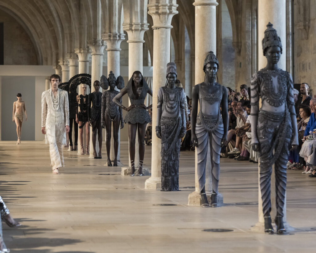 Rahul Mishra, DEVI : quand la broderie sculpte le corps comme la pierre 99 Rahul Mishra fashion show in Paris, Fall Winter 2026 Couture Fashion Week Photo by Valerio Mezzanotti