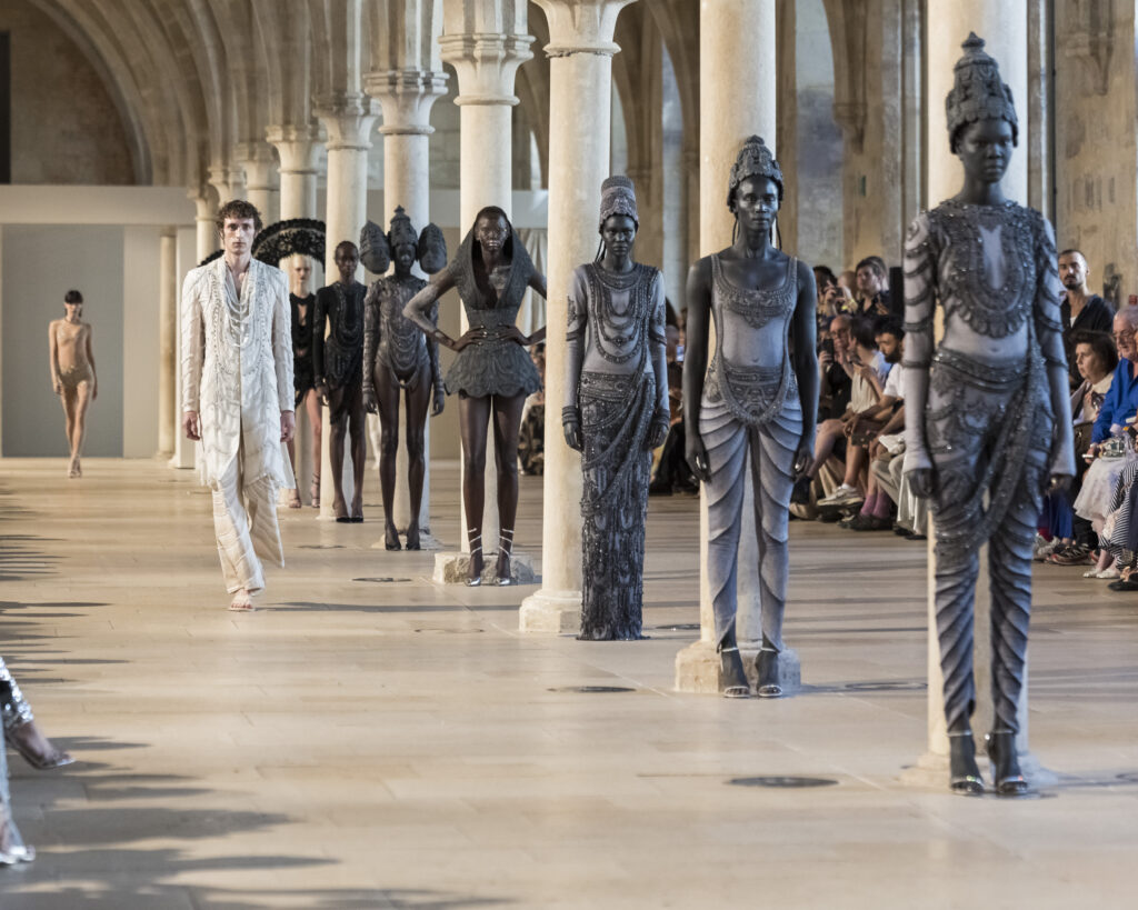 Rahul Mishra, DEVI : quand la broderie sculpte le corps comme la pierre 223 Rahul Mishra fashion show in Paris, Fall Winter 2026 Couture Fashion Week Photo by Valerio Mezzanotti