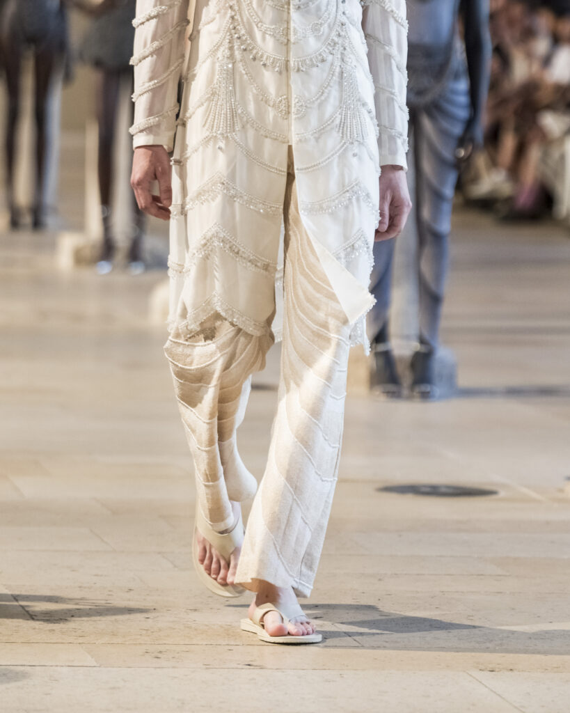 Rahul Mishra, DEVI : quand la broderie sculpte le corps comme la pierre 145 Rahul Mishra fashion show in Paris, Fall Winter 2026 Couture Fashion Week Photo by Valerio Mezzanotti