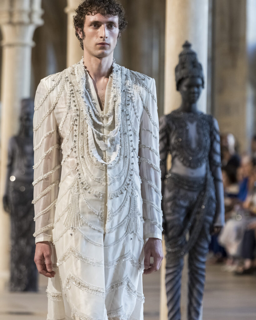 Rahul Mishra, DEVI : quand la broderie sculpte le corps comme la pierre 114 Rahul Mishra fashion show in Paris, Fall Winter 2026 Couture Fashion Week Photo by Valerio Mezzanotti