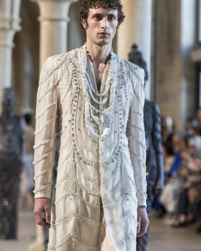Rahul Mishra, DEVI : quand la broderie sculpte le corps comme la pierre 185 Rahul Mishra fashion show in Paris, Fall Winter 2026 Couture Fashion Week Photo by Valerio Mezzanotti
