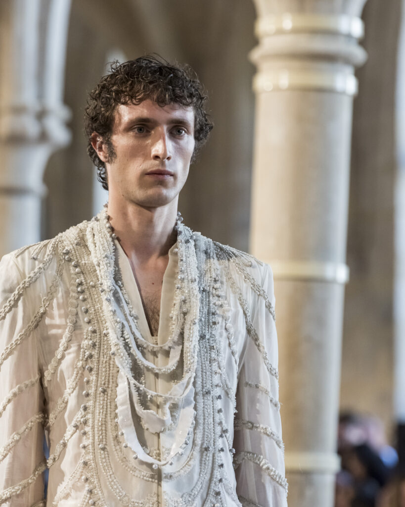 Rahul Mishra, DEVI : quand la broderie sculpte le corps comme la pierre 125 Rahul Mishra fashion show in Paris, Fall Winter 2026 Couture Fashion Week Photo by Valerio Mezzanotti