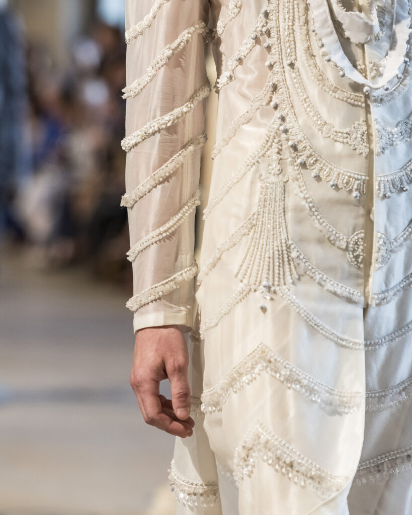 Rahul Mishra, DEVI : quand la broderie sculpte le corps comme la pierre 162 Rahul Mishra fashion show in Paris, Fall Winter 2026 Couture Fashion Week Photo by Valerio Mezzanotti