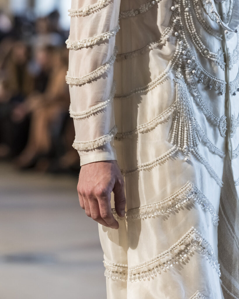 Rahul Mishra, DEVI : quand la broderie sculpte le corps comme la pierre 187 Rahul Mishra fashion show in Paris, Fall Winter 2026 Couture Fashion Week Photo by Valerio Mezzanotti