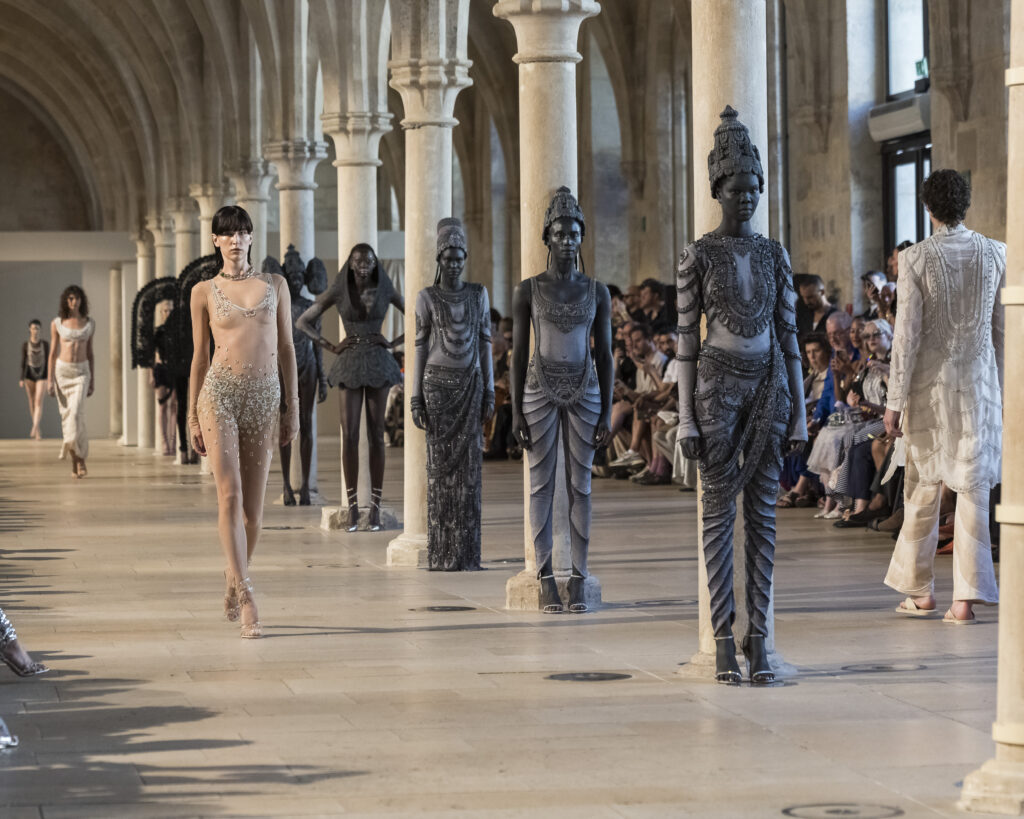 Rahul Mishra, DEVI : quand la broderie sculpte le corps comme la pierre 157 Rahul Mishra fashion show in Paris, Fall Winter 2026 Couture Fashion Week Photo by Valerio Mezzanotti