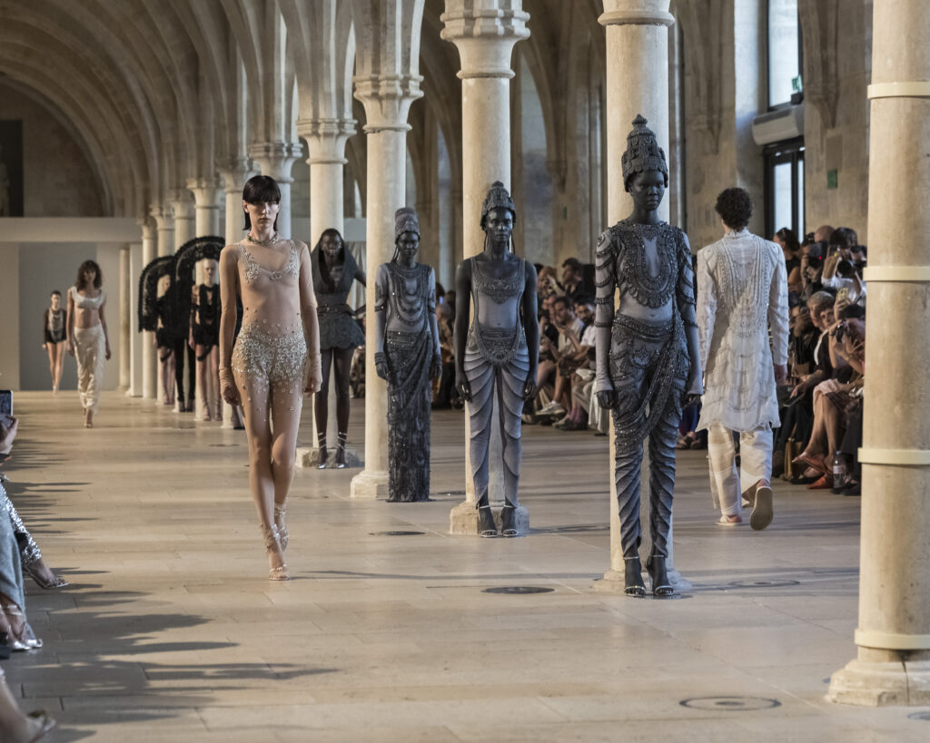 Rahul Mishra, DEVI : quand la broderie sculpte le corps comme la pierre 180 Rahul Mishra fashion show in Paris, Fall Winter 2026 Couture Fashion Week Photo by Valerio Mezzanotti