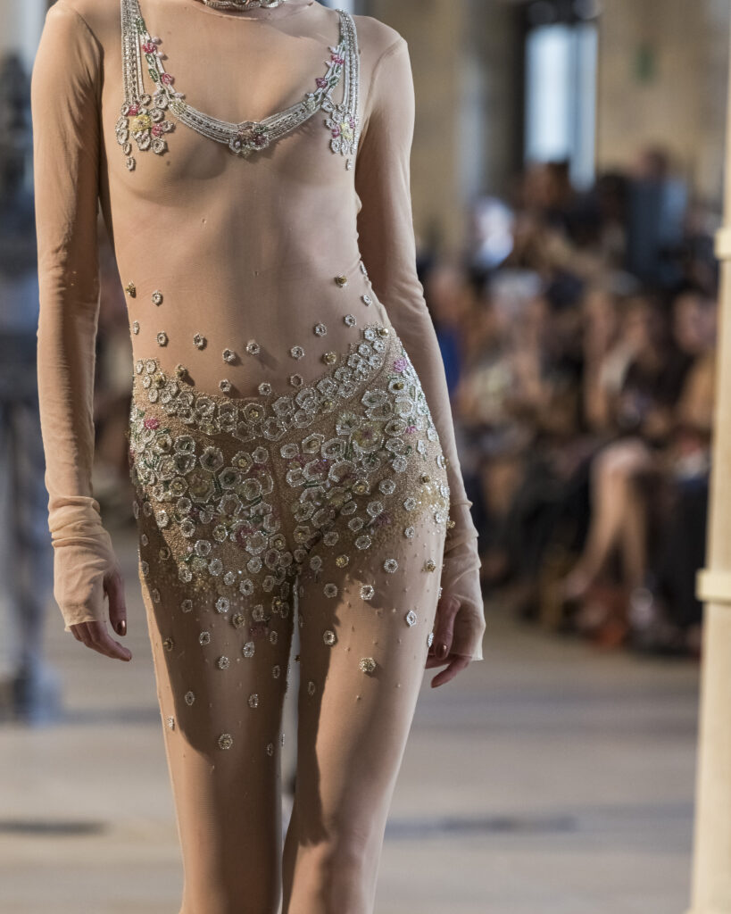 Rahul Mishra, DEVI : quand la broderie sculpte le corps comme la pierre 126 Rahul Mishra fashion show in Paris, Fall Winter 2026 Couture Fashion Week Photo by Valerio Mezzanotti