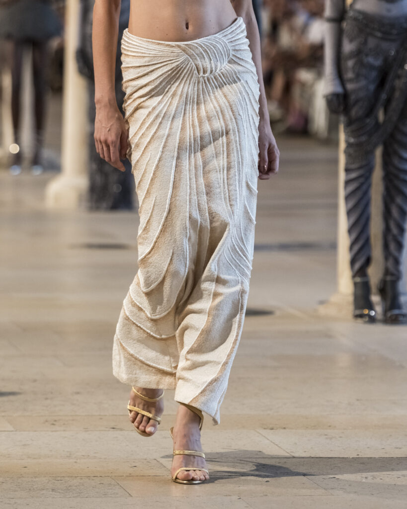 Rahul Mishra, DEVI : quand la broderie sculpte le corps comme la pierre 152 Rahul Mishra fashion show in Paris, Fall Winter 2026 Couture Fashion Week Photo by Valerio Mezzanotti