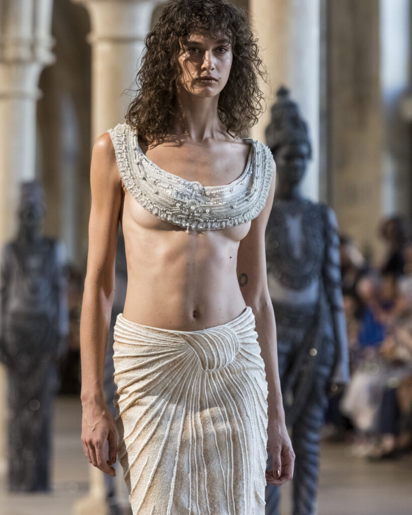 Rahul Mishra, DEVI : quand la broderie sculpte le corps comme la pierre 140 Rahul Mishra fashion show in Paris, Fall Winter 2026 Couture Fashion Week Photo by Valerio Mezzanotti