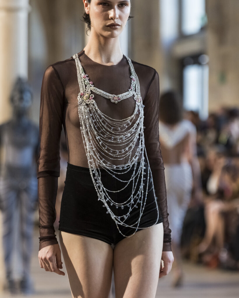 Rahul Mishra, DEVI : quand la broderie sculpte le corps comme la pierre 85 Rahul Mishra fashion show in Paris, Fall Winter 2026 Couture Fashion Week Photo by Valerio Mezzanotti