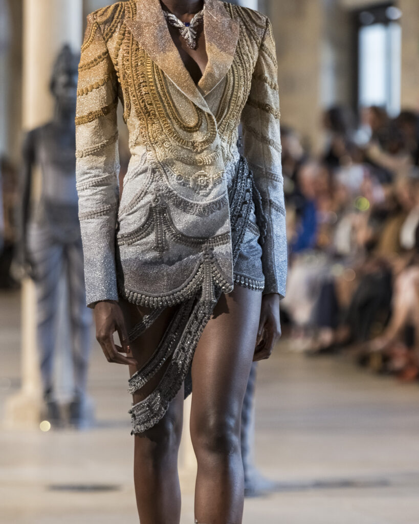 Rahul Mishra, DEVI : quand la broderie sculpte le corps comme la pierre 83 Rahul Mishra fashion show in Paris, Fall Winter 2026 Couture Fashion Week Photo by Valerio Mezzanotti
