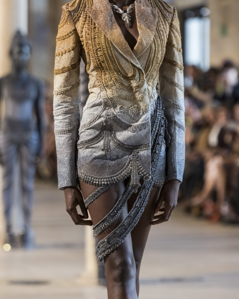Rahul Mishra, DEVI : quand la broderie sculpte le corps comme la pierre 94 Rahul Mishra fashion show in Paris, Fall Winter 2026 Couture Fashion Week Photo by Valerio Mezzanotti