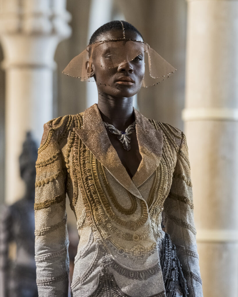 Rahul Mishra, DEVI : quand la broderie sculpte le corps comme la pierre 71 Rahul Mishra fashion show in Paris, Fall Winter 2026 Couture Fashion Week Photo by Valerio Mezzanotti