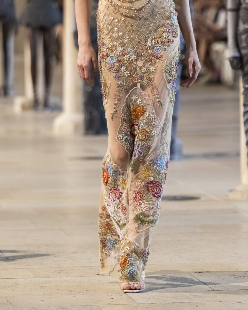 Rahul Mishra, DEVI : quand la broderie sculpte le corps comme la pierre 164 Rahul Mishra fashion show in Paris, Fall Winter 2026 Couture Fashion Week Photo by Valerio Mezzanotti