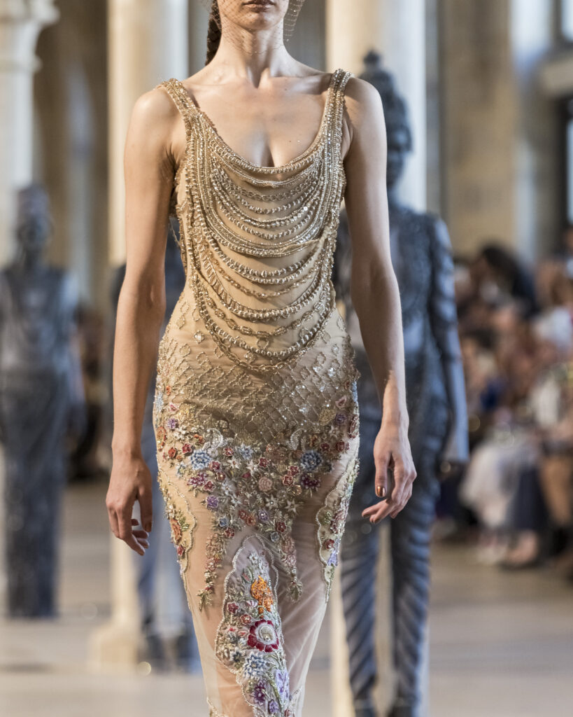 Rahul Mishra, DEVI : quand la broderie sculpte le corps comme la pierre 155 Rahul Mishra fashion show in Paris, Fall Winter 2026 Couture Fashion Week Photo by Valerio Mezzanotti