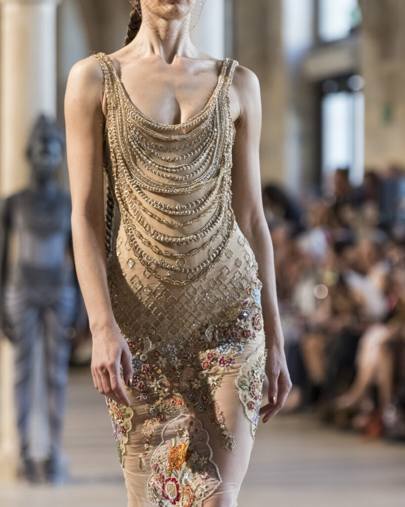 Rahul Mishra, DEVI : quand la broderie sculpte le corps comme la pierre 188 Rahul Mishra fashion show in Paris, Fall Winter 2026 Couture Fashion Week Photo by Valerio Mezzanotti
