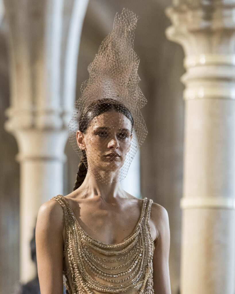 Rahul Mishra, DEVI : quand la broderie sculpte le corps comme la pierre 108 Rahul Mishra fashion show in Paris, Fall Winter 2026 Couture Fashion Week Photo by Valerio Mezzanotti