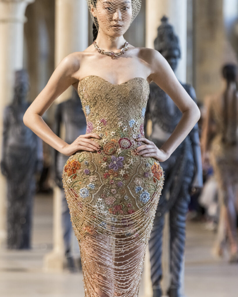 Rahul Mishra, DEVI : quand la broderie sculpte le corps comme la pierre 101 Rahul Mishra fashion show in Paris, Fall Winter 2026 Couture Fashion Week Photo by Valerio Mezzanotti