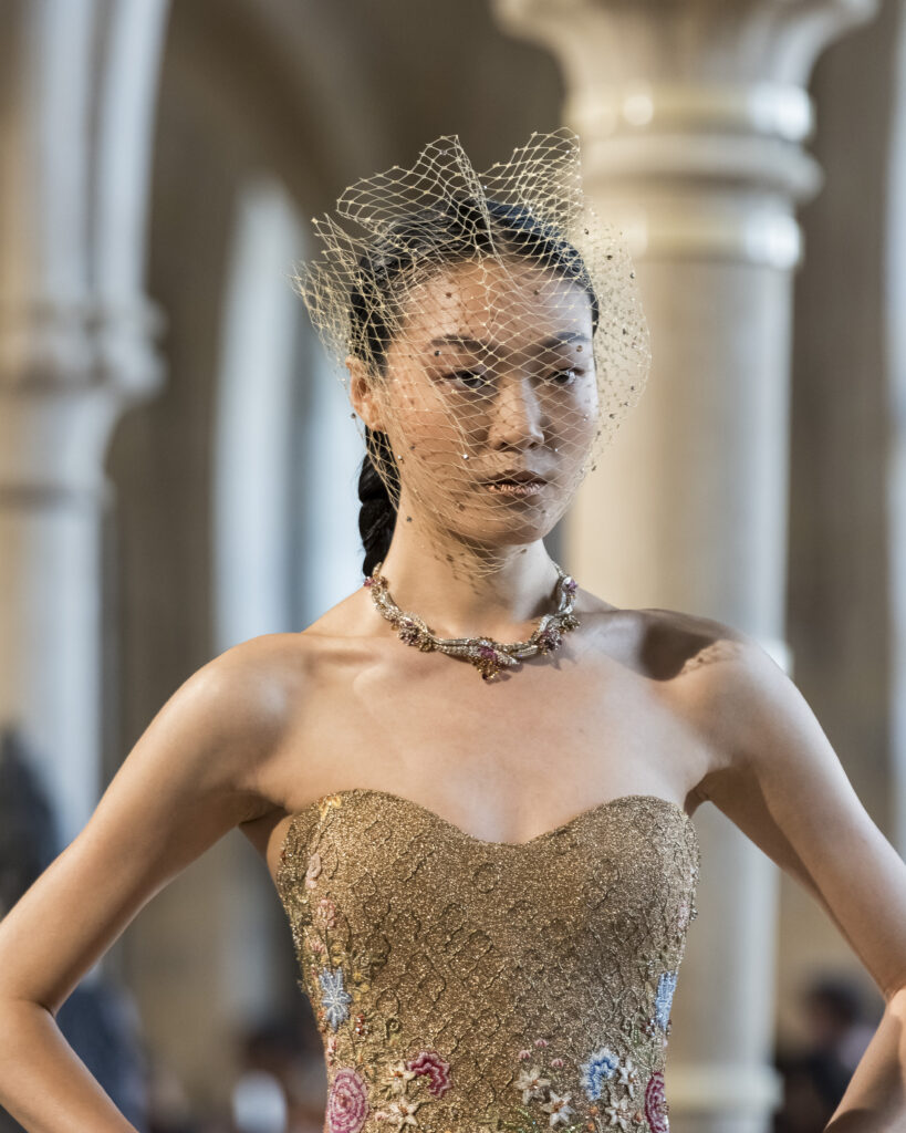 Rahul Mishra, DEVI : quand la broderie sculpte le corps comme la pierre 92 Rahul Mishra fashion show in Paris, Fall Winter 2026 Couture Fashion Week Photo by Valerio Mezzanotti