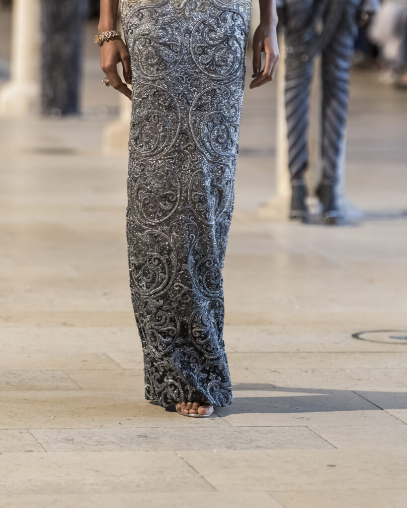 Rahul Mishra, DEVI : quand la broderie sculpte le corps comme la pierre 204 Rahul Mishra fashion show in Paris, Fall Winter 2026 Couture Fashion Week Photo by Valerio Mezzanotti
